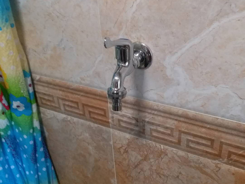 水龍頭角閥更換：關(guān)水管總閘，讓斷掉處的水管內(nèi)的水流干。小區(qū)總閘一般是在樓梯間，電梯間，開(kāi)關(guān)就在水表旁邊。讓開(kāi)關(guān)垂直水管即為關(guān)閉。將斷頭管鋸開(kāi)了一個(gè)小口，接下來(lái)，就用平口一字螺絲刀，和小榔頭，將斷頭鑿出。用平口螺絲刀刀口對(duì)準(zhǔn)斷頭剛被鋸條鋸出的口子的旁邊的管壁，然后用榔頭敲擊螺絲刀的木柄頂部，這樣便可輕易剔除斷頭，只要打開(kāi)一個(gè)小口，后面的用螺絲刀輕輕一撮就全部掉了。 最后安裝角閥或者水龍頭了，需要提前買好匹配的水龍頭或者角閥。在安裝之前，需要先將水膠帶纏繞在角閥或水龍頭絲口上，可以稍微弄點(diǎn)水濕潤(rùn)一下，更好纏繞，纏繞的時(shí)候要采用逆時(shí)針?lè)较蚶p繞。