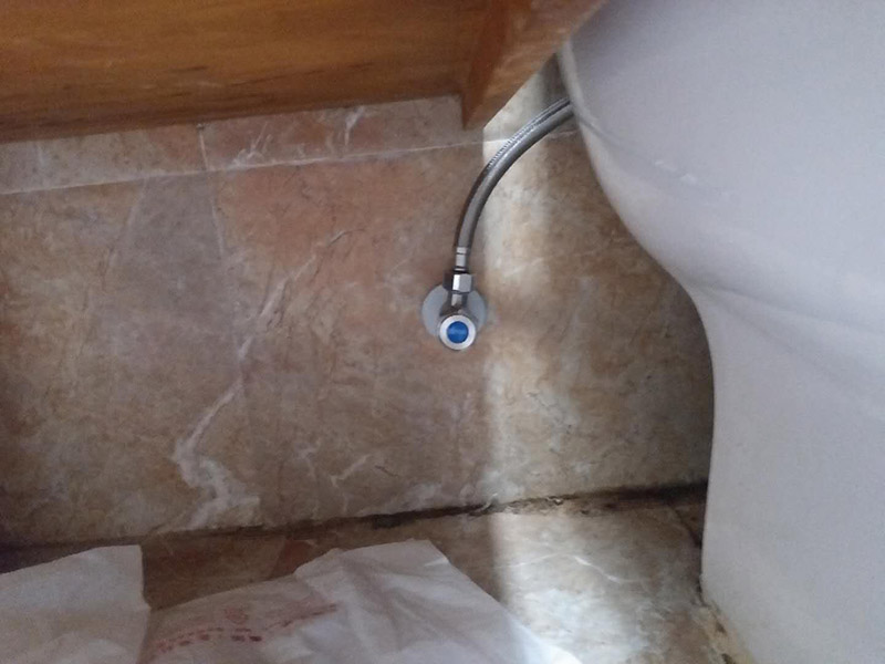 水龍頭角閥更換：關(guān)水管總閘，讓斷掉處的水管內(nèi)的水流干。小區(qū)總閘一般是在樓梯間，電梯間，開(kāi)關(guān)就在水表旁邊。讓開(kāi)關(guān)垂直水管即為關(guān)閉。將斷頭管鋸開(kāi)了一個(gè)小口，接下來(lái)，就用平口一字螺絲刀，和小榔頭，將斷頭鑿出。用平口螺絲刀刀口對(duì)準(zhǔn)斷頭剛被鋸條鋸出的口子的旁邊的管壁，然后用榔頭敲擊螺絲刀的木柄頂部，這樣便可輕易剔除斷頭，只要打開(kāi)一個(gè)小口，后面的用螺絲刀輕輕一撮就全部掉了。 最后安裝角閥或者水龍頭了，需要提前買好匹配的水龍頭或者角閥。在安裝之前，需要先將水膠帶纏繞在角閥或水龍頭絲口上，可以稍微弄點(diǎn)水濕潤(rùn)一下，更好纏繞，纏繞的時(shí)候要采用逆時(shí)針?lè)较蚶p繞。