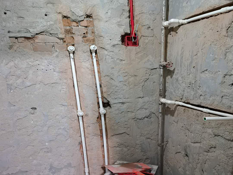 水電管道布線：工人按走向進(jìn)行墻面或地面開槽，開槽過程中，不允許出現(xiàn)墻面橫向開槽大于30cm的現(xiàn)象，因?yàn)闄M向開槽將破壞整樓的承重，使得抗震能力降低而且墻面容易開裂。如果是保溫墻的話，開很長的橫槽有可能會(huì)導(dǎo)致開槽上部的保溫層整體脫落。墻面開槽一般都應(yīng)該是豎向垂直開槽。 埋入管線(包括布線和接好管道)和暗盒，電路施工時(shí)先安裝管路，然后再穿導(dǎo)線，這樣可以避免將來換線出現(xiàn)導(dǎo)線無法抽動(dòng)的現(xiàn)象。穿管不能使用軟管，防止出現(xiàn)死角。同時(shí)電路接頭不要裸露在外面，應(yīng)該安裝在線盒內(nèi)，分線盒之間不允許有接頭。