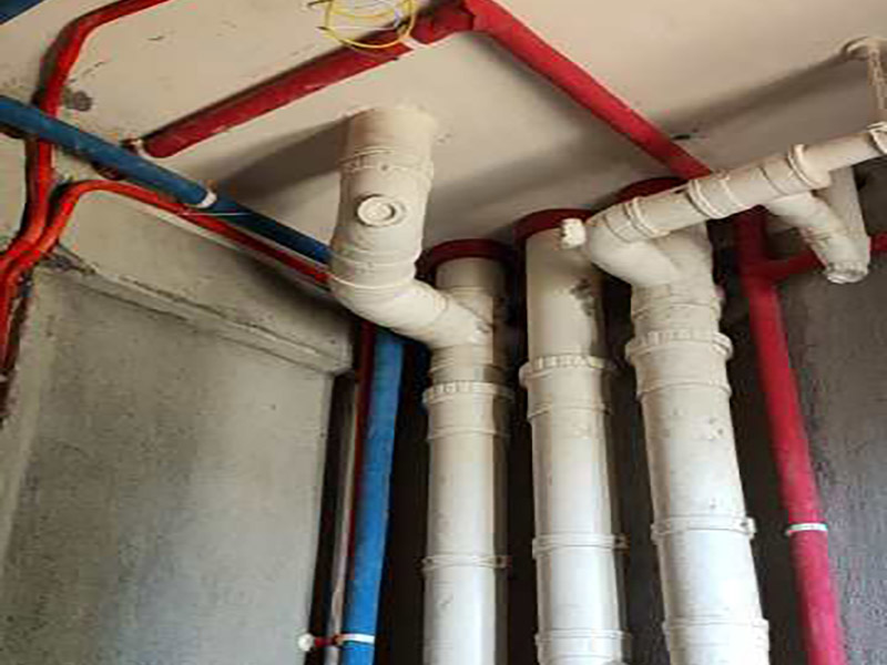 全屋水電開槽布線：水管管路開槽施工方法為先彈線，再開槽。管路開槽按要求必須是平行線與垂直線(如有水電施工圖的對(duì)照施工圖更好)。須平行走線的管路一律控制在60-90厘米高(從地面算起)，有水龍頭的管路必須垂直。深度控制在4厘米。線槽開好后施工負(fù)責(zé)人記好開槽管路尺寸、位置。方便以后潔具安裝時(shí)知道管路的位置。水路管道安裝之后，用水泥沙子混合封好衛(wèi)生間所有線槽。等線槽和地面填渣干后，再次清洗地面與墻面，墻地面水份干了即可做防水，墻面防水最好作一米高。