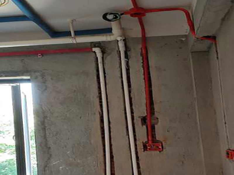 全屋水電開槽布線：水管管路開槽施工方法為先彈線，再開槽。管路開槽按要求必須是平行線與垂直線(如有水電施工圖的對(duì)照施工圖更好)。須平行走線的管路一律控制在60-90厘米高(從地面算起)，有水龍頭的管路必須垂直。深度控制在4厘米。線槽開好后施工負(fù)責(zé)人記好開槽管路尺寸、位置。方便以后潔具安裝時(shí)知道管路的位置。水路管道安裝之后，用水泥沙子混合封好衛(wèi)生間所有線槽。等線槽和地面填渣干后，再次清洗地面與墻面，墻地面水份干了即可做防水，墻面防水最好作一米高。