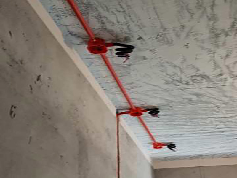 全屋水電開槽布線：水管管路開槽施工方法為先彈線，再開槽。管路開槽按要求必須是平行線與垂直線(如有水電施工圖的對(duì)照施工圖更好)。須平行走線的管路一律控制在60-90厘米高(從地面算起)，有水龍頭的管路必須垂直。深度控制在4厘米。線槽開好后施工負(fù)責(zé)人記好開槽管路尺寸、位置。方便以后潔具安裝時(shí)知道管路的位置。水路管道安裝之后，用水泥沙子混合封好衛(wèi)生間所有線槽。等線槽和地面填渣干后，再次清洗地面與墻面，墻地面水份干了即可做防水，墻面防水最好作一米高。