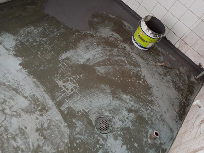 衛(wèi)生間防水貼磚：在地面用水泥砂漿找平一次，等它干透后再做防水。一般的防水施工要做2到3遍，而且防水的順序也是有講究的，比如，要先做完墻面防水再貼墻磚，其次才可以做地面防水，再貼地磚。因?yàn)榈孛娼?jīng)常會踩來踩去，地面防水如果先做了會很容易踩壞。一般情況下，在2到3遍的防水層全部做好后，會有5到7天的固化期，所以自然的，貼瓷磚肯定是要等到這之后才能做。
