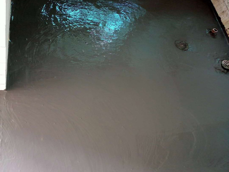 衛(wèi)生間防水貼磚：在地面用水泥砂漿找平一次，等它干透后再做防水。一般的防水施工要做2到3遍，而且防水的順序也是有講究的，比如，要先做完墻面防水再貼墻磚，其次才可以做地面防水，再貼地磚。因?yàn)榈孛娼?jīng)常會踩來踩去，地面防水如果先做了會很容易踩壞。一般情況下，在2到3遍的防水層全部做好后，會有5到7天的固化期，所以自然的，貼瓷磚肯定是要等到這之后才能做。