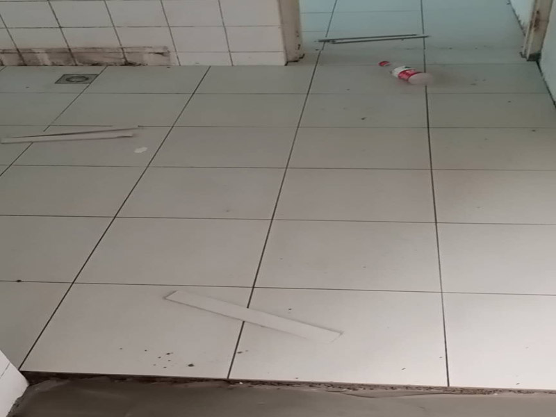 衛(wèi)生間防水貼磚：在地面用水泥砂漿找平一次，等它干透后再做防水。一般的防水施工要做2到3遍，而且防水的順序也是有講究的，比如，要先做完墻面防水再貼墻磚，其次才可以做地面防水，再貼地磚。因?yàn)榈孛娼?jīng)常會踩來踩去，地面防水如果先做了會很容易踩壞。一般情況下，在2到3遍的防水層全部做好后，會有5到7天的固化期，所以自然的，貼瓷磚肯定是要等到這之后才能做。