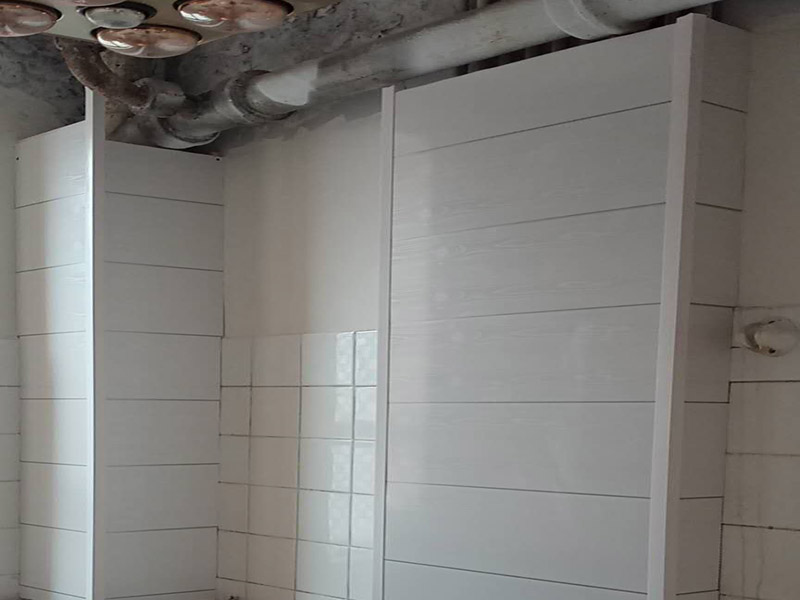 衛(wèi)生間防水貼磚：在地面用水泥砂漿找平一次，等它干透后再做防水。一般的防水施工要做2到3遍，而且防水的順序也是有講究的，比如，要先做完墻面防水再貼墻磚，其次才可以做地面防水，再貼地磚。因?yàn)榈孛娼?jīng)常會踩來踩去，地面防水如果先做了會很容易踩壞。一般情況下，在2到3遍的防水層全部做好后，會有5到7天的固化期，所以自然的，貼瓷磚肯定是要等到這之后才能做。