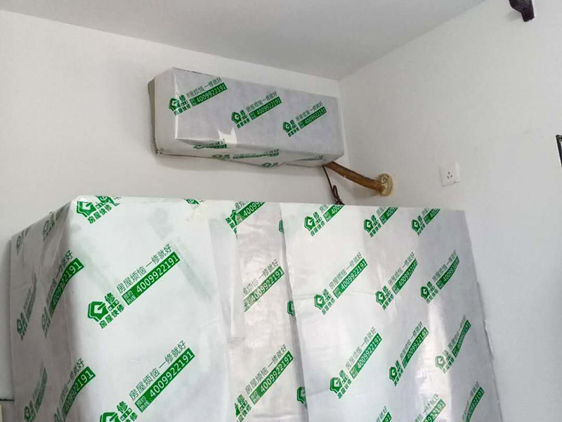 臥室墻面翻新：首先在做翻新的時(shí)候一定要把之前的墻面給處理干凈，粉化嚴(yán)重的一定要鏟除干凈。由于之前的墻面有刷過油漆和乳膠漆，所在做完鏟除后一定要做打磨處理，將原來墻體上的結(jié)實(shí)的表皮及浮沉全部清理掉，如果說墻體出現(xiàn)小部分的凹陷以及裂縫的話可以用膩?zhàn)由晕⑻钛a(bǔ)一下。在修補(bǔ)的過程中要是沒有做到全面，并且上漆過程已經(jīng)做了的話那就會(huì)顯得相當(dāng)?shù)穆闊?，上漆工程完成后的話再?duì)沒有修補(bǔ)到的地方進(jìn)行修補(bǔ)的話就會(huì)很難達(dá)到預(yù)想效果，最大的問題就是會(huì)導(dǎo)致色差的問題，所以在修補(bǔ)的時(shí)候一定要做到仔細(xì)、全面，不要為后面的工程造成負(fù)擔(dān)。在上面漆之前要裝油漆按照漆桶的說明配比及涂刷，要準(zhǔn)備足夠的量，保證顏色的相同，不要因?yàn)榱可偃绷亢髞磉M(jìn)行后補(bǔ)，這樣很容易發(fā)生色差的問題。刷面漆時(shí)要選擇質(zhì)量好的刷漆滾筒，這樣刷出來的質(zhì)地才會(huì)更加的均勻好看。