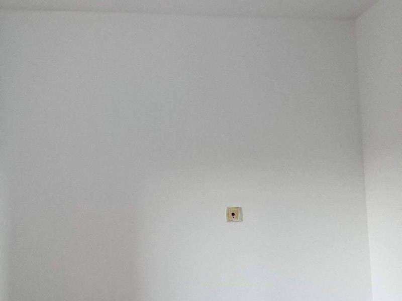 臥室墻面翻新：首先在做翻新的時(shí)候一定要把之前的墻面給處理干凈，粉化嚴(yán)重的一定要鏟除干凈。由于之前的墻面有刷過油漆和乳膠漆，所在做完鏟除后一定要做打磨處理，將原來墻體上的結(jié)實(shí)的表皮及浮沉全部清理掉，如果說墻體出現(xiàn)小部分的凹陷以及裂縫的話可以用膩?zhàn)由晕⑻钛a(bǔ)一下。在修補(bǔ)的過程中要是沒有做到全面，并且上漆過程已經(jīng)做了的話那就會(huì)顯得相當(dāng)?shù)穆闊掀峁こ掏瓿珊蟮脑捲賹?duì)沒有修補(bǔ)到的地方進(jìn)行修補(bǔ)的話就會(huì)很難達(dá)到預(yù)想效果，最大的問題就是會(huì)導(dǎo)致色差的問題，所以在修補(bǔ)的時(shí)候一定要做到仔細(xì)、全面，不要為后面的工程造成負(fù)擔(dān)。在上面漆之前要裝油漆按照漆桶的說明配比及涂刷，要準(zhǔn)備足夠的量，保證顏色的相同，不要因?yàn)榱可偃绷亢髞磉M(jìn)行后補(bǔ)，這樣很容易發(fā)生色差的問題。刷面漆時(shí)要選擇質(zhì)量好的刷漆滾筒，這樣刷出來的質(zhì)地才會(huì)更加的均勻好看。