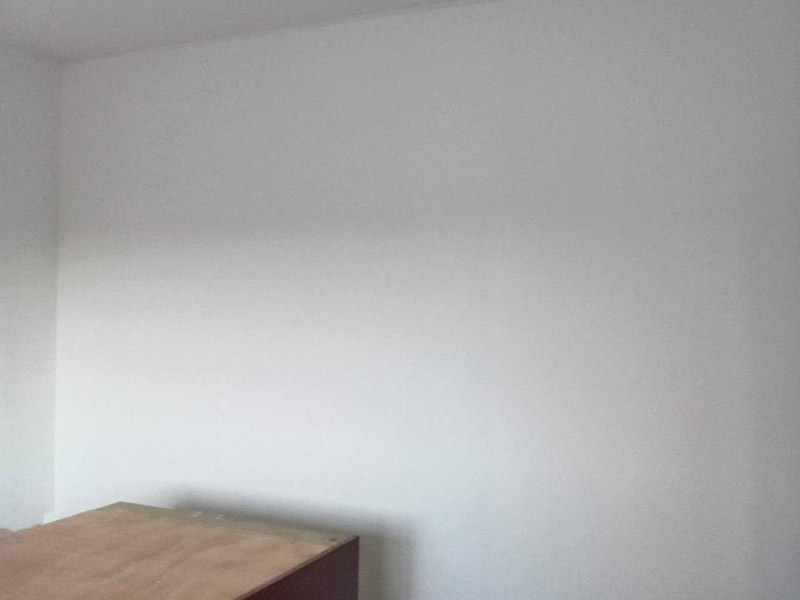 臥室墻面翻新：首先在做翻新的時(shí)候一定要把之前的墻面給處理干凈，粉化嚴(yán)重的一定要鏟除干凈。由于之前的墻面有刷過油漆和乳膠漆，所在做完鏟除后一定要做打磨處理，將原來墻體上的結(jié)實(shí)的表皮及浮沉全部清理掉，如果說墻體出現(xiàn)小部分的凹陷以及裂縫的話可以用膩?zhàn)由晕⑻钛a(bǔ)一下。在修補(bǔ)的過程中要是沒有做到全面，并且上漆過程已經(jīng)做了的話那就會(huì)顯得相當(dāng)?shù)穆闊掀峁こ掏瓿珊蟮脑捲賹?duì)沒有修補(bǔ)到的地方進(jìn)行修補(bǔ)的話就會(huì)很難達(dá)到預(yù)想效果，最大的問題就是會(huì)導(dǎo)致色差的問題，所以在修補(bǔ)的時(shí)候一定要做到仔細(xì)、全面，不要為后面的工程造成負(fù)擔(dān)。在上面漆之前要裝油漆按照漆桶的說明配比及涂刷，要準(zhǔn)備足夠的量，保證顏色的相同，不要因?yàn)榱可偃绷亢髞磉M(jìn)行后補(bǔ)，這樣很容易發(fā)生色差的問題。刷面漆時(shí)要選擇質(zhì)量好的刷漆滾筒，這樣刷出來的質(zhì)地才會(huì)更加的均勻好看。