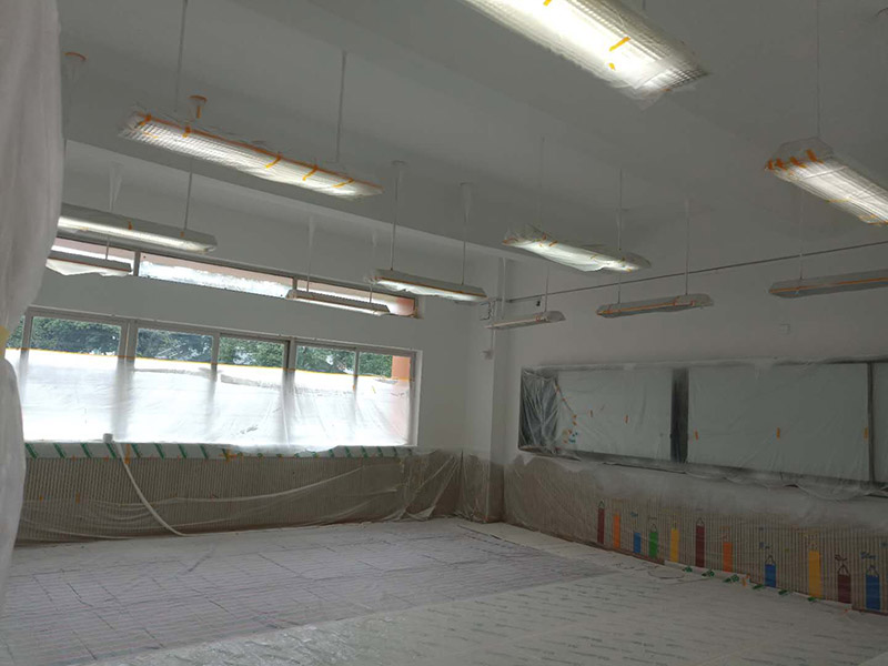 幼兒園翻新裝修:基層處理：將墻面起皮及松動(dòng)處清除干凈，并用水泥砂漿補(bǔ)抹。有裂縫的地方一般用牛皮紙帶和白乳膠貼住裂縫。一般輕體墻和保溫墻等非承重墻需要貼布，盡量選擇質(zhì)地好一點(diǎn)的墻布和白乳膠或網(wǎng)格布，網(wǎng)格布相對(duì)防裂效果會(huì)更好一點(diǎn)。 刷界面劑：界面劑能夠增強(qiáng)對(duì)基層的粘結(jié)力，避免了抹灰層空鼓、起殼的現(xiàn)象，從而代替人工鑿毛處理，省時(shí)省力。在刷界面劑時(shí)，一定都要刷到刷勻。 墻面找平：凹凸不平的墻面需要找平，對(duì)于墻面不平的地方要用粉刷石膏找平，使得墻面的誤差不超過(guò)3毫米。陰陽(yáng)角如果不直的話，也需要用粉刷石膏，并且用靠尺靠直。 打磨：打磨是漆工步驟中很關(guān)鍵的一步，打磨好了，最后上漆的效果才能好。盡量用較細(xì)的砂紙，如果砂紙?zhí)值脑挄?huì)留下很深的砂痕。 刷面漆：不要加過(guò)量的水，會(huì)影響漆膜厚度、手感和漆膜的硬度。盡量選擇好一點(diǎn)的工具。涂刷主要注意墻角、每滾中間接茬部分和收漆方向。面漆一般刷兩遍即可。