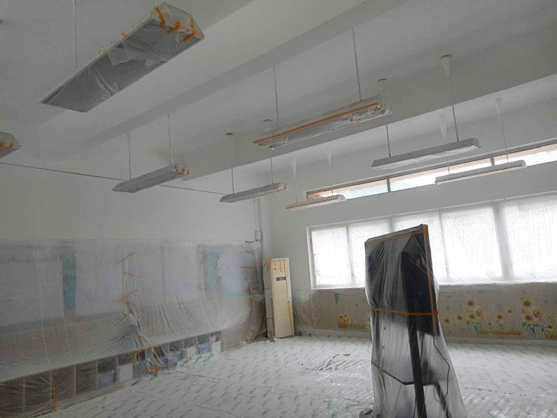 幼兒園翻新裝修:基層處理：將墻面起皮及松動(dòng)處清除干凈，并用水泥砂漿補(bǔ)抹。有裂縫的地方一般用牛皮紙帶和白乳膠貼住裂縫。一般輕體墻和保溫墻等非承重墻需要貼布，盡量選擇質(zhì)地好一點(diǎn)的墻布和白乳膠或網(wǎng)格布，網(wǎng)格布相對(duì)防裂效果會(huì)更好一點(diǎn)。 刷界面劑：界面劑能夠增強(qiáng)對(duì)基層的粘結(jié)力，避免了抹灰層空鼓、起殼的現(xiàn)象，從而代替人工鑿毛處理，省時(shí)省力。在刷界面劑時(shí)，一定都要刷到刷勻。 墻面找平：凹凸不平的墻面需要找平，對(duì)于墻面不平的地方要用粉刷石膏找平，使得墻面的誤差不超過(guò)3毫米。陰陽(yáng)角如果不直的話，也需要用粉刷石膏，并且用靠尺靠直。 打磨：打磨是漆工步驟中很關(guān)鍵的一步，打磨好了，最后上漆的效果才能好。盡量用較細(xì)的砂紙，如果砂紙?zhí)值脑挄?huì)留下很深的砂痕。 刷面漆：不要加過(guò)量的水，會(huì)影響漆膜厚度、手感和漆膜的硬度。盡量選擇好一點(diǎn)的工具。涂刷主要注意墻角、每滾中間接茬部分和收漆方向。面漆一般刷兩遍即可。