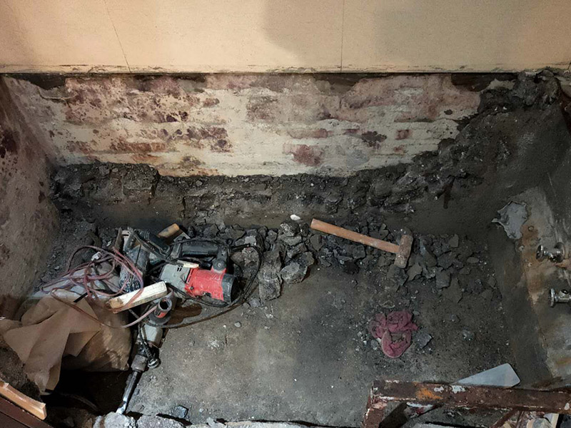 磚砌浴缸拆除防水：一般衛(wèi)浴間滲漏水都是建筑的細(xì)部構(gòu)造出了問題。地漏、墻角、管根這3個(gè)地方由于接口較多，易出現(xiàn)縫隙，因此這3個(gè)地方一般比較容易出現(xiàn)滲漏水。此外，若浴缸或是淋浴房下水口與下水管接口不嚴(yán)密，容易發(fā)生縫隙，出現(xiàn)滲漏水。衛(wèi)浴間的防水工作要做好，不然出現(xiàn)漏水問題是挺麻煩的事。 由于涂料能嚴(yán)密地包住管道與地面，滲入縫隙，干燥后不會收縮，因此比防水水泥等剛性材料更適合用于衛(wèi)浴間這種管道、縫隙較多的小面積房屋。