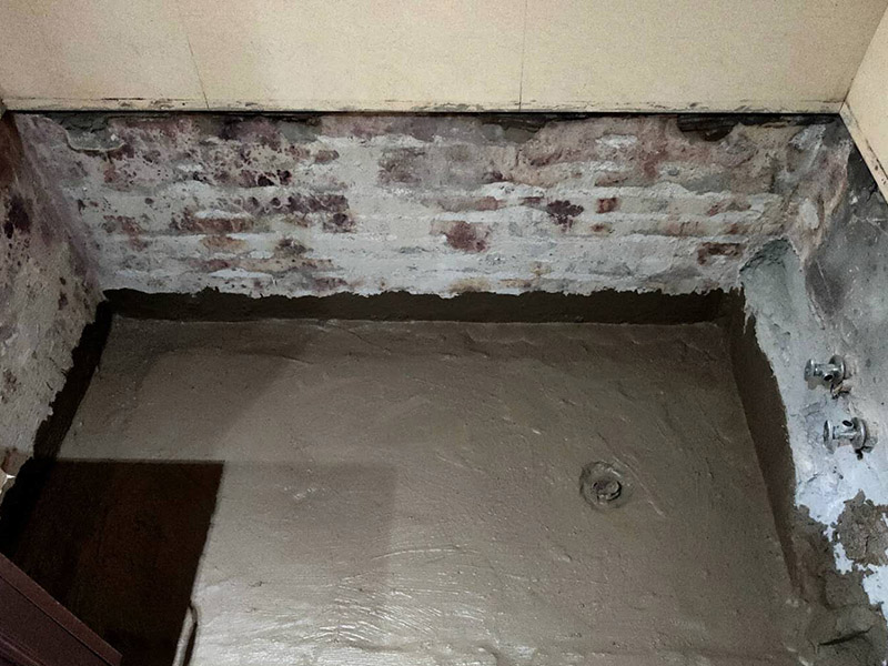 磚砌浴缸拆除防水：一般衛(wèi)浴間滲漏水都是建筑的細(xì)部構(gòu)造出了問題。地漏、墻角、管根這3個(gè)地方由于接口較多，易出現(xiàn)縫隙，因此這3個(gè)地方一般比較容易出現(xiàn)滲漏水。此外，若浴缸或是淋浴房下水口與下水管接口不嚴(yán)密，容易發(fā)生縫隙，出現(xiàn)滲漏水。衛(wèi)浴間的防水工作要做好，不然出現(xiàn)漏水問題是挺麻煩的事。 由于涂料能嚴(yán)密地包住管道與地面，滲入縫隙，干燥后不會收縮，因此比防水水泥等剛性材料更適合用于衛(wèi)浴間這種管道、縫隙較多的小面積房屋。