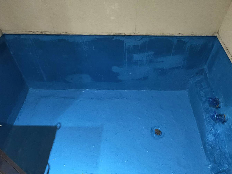 磚砌浴缸拆除防水：一般衛(wèi)浴間滲漏水都是建筑的細(xì)部構(gòu)造出了問題。地漏、墻角、管根這3個(gè)地方由于接口較多，易出現(xiàn)縫隙，因此這3個(gè)地方一般比較容易出現(xiàn)滲漏水。此外，若浴缸或是淋浴房下水口與下水管接口不嚴(yán)密，容易發(fā)生縫隙，出現(xiàn)滲漏水。衛(wèi)浴間的防水工作要做好，不然出現(xiàn)漏水問題是挺麻煩的事。 由于涂料能嚴(yán)密地包住管道與地面，滲入縫隙，干燥后不會收縮，因此比防水水泥等剛性材料更適合用于衛(wèi)浴間這種管道、縫隙較多的小面積房屋。