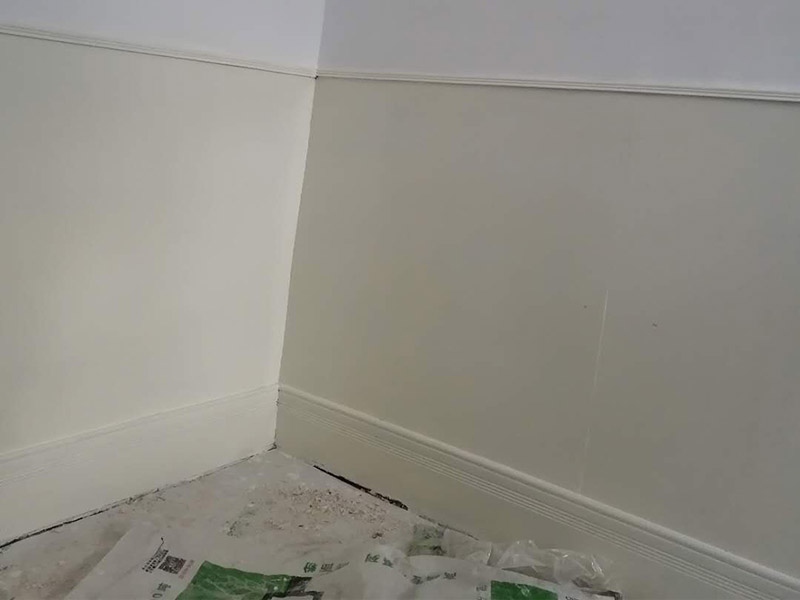 老房墻面刷漆翻新：毛坯的墻體或者已經(jīng)做好1道膩?zhàn)訉拥姆孔?，基層要求基層必須平整?jiān)固。不得有粉化、起砂、空鼓、脫落等現(xiàn)象。基層不平和坑洼面應(yīng)該配套膩?zhàn)庸纹?。陰陽角必須通過彈墨線來找垂直的鋁通來衡量水平垂直的整度。后一遍膩?zhàn)討?yīng)在前一遍膩?zhàn)油耆珊蠓侥苁┕ぁ?內(nèi)墻乳膠漆，在墻砌好后，是在抹灰完成后，總包單位會(huì)進(jìn)行兩道抹灰，第二道的時(shí)候基面加以修飾效果的補(bǔ)平。所以一般都會(huì)批膩?zhàn)?，膩?zhàn)拥淖饔檬亲寜γ娓秸稽c(diǎn)。刮膩?zhàn)雍?，總有些高低不平，或者基層不是很平整的面。這個(gè)時(shí)候，需要砂紙出動(dòng)，進(jìn)行手工的打磨，修復(fù)。中間還可以用太陽燈照明，便于檢查平整度。再用砂紙打磨，不斷的完善。