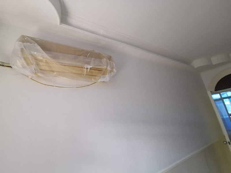 老房墻面刷漆翻新：毛坯的墻體或者已經(jīng)做好1道膩?zhàn)訉拥姆孔?，基層要求基層必須平整?jiān)固。不得有粉化、起砂、空鼓、脫落等現(xiàn)象。基層不平和坑洼面應(yīng)該配套膩?zhàn)庸纹?。陰陽角必須通過彈墨線來找垂直的鋁通來衡量水平垂直的整度。后一遍膩?zhàn)討?yīng)在前一遍膩?zhàn)油耆珊蠓侥苁┕ぁ?內(nèi)墻乳膠漆，在墻砌好后，是在抹灰完成后，總包單位會(huì)進(jìn)行兩道抹灰，第二道的時(shí)候基面加以修飾效果的補(bǔ)平。所以一般都會(huì)批膩?zhàn)?，膩?zhàn)拥淖饔檬亲寜γ娓秸稽c(diǎn)。刮膩?zhàn)雍螅傆行└叩筒黄?，或者基層不是很平整的面。這個(gè)時(shí)候，需要砂紙出動(dòng)，進(jìn)行手工的打磨，修復(fù)。中間還可以用太陽燈照明，便于檢查平整度。再用砂紙打磨，不斷的完善。