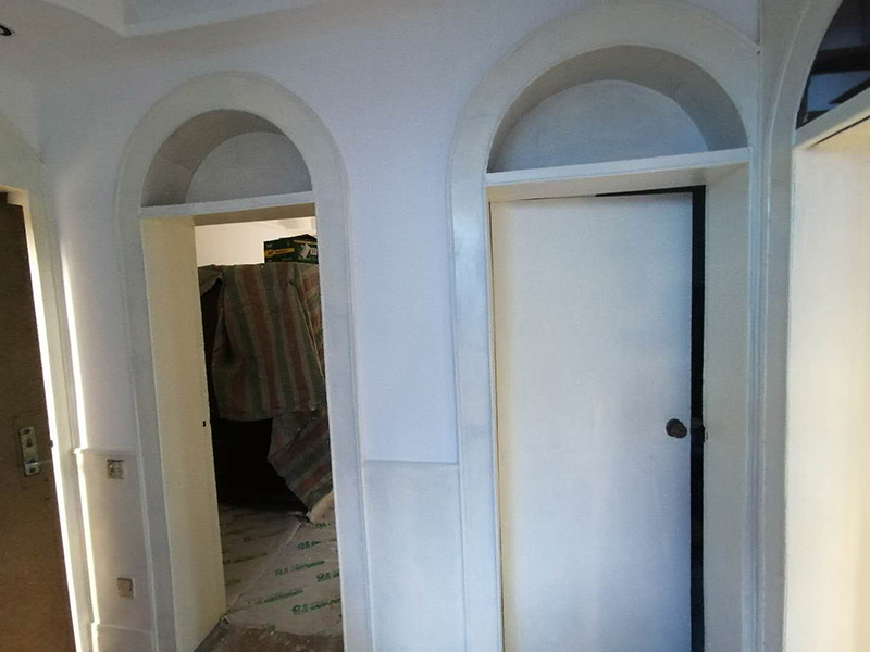 老房墻面刷漆翻新：毛坯的墻體或者已經(jīng)做好1道膩?zhàn)訉拥姆孔?，基層要求基層必須平整?jiān)固。不得有粉化、起砂、空鼓、脫落等現(xiàn)象。基層不平和坑洼面應(yīng)該配套膩?zhàn)庸纹?。陰陽角必須通過彈墨線來找垂直的鋁通來衡量水平垂直的整度。后一遍膩?zhàn)討?yīng)在前一遍膩?zhàn)油耆珊蠓侥苁┕ぁ?內(nèi)墻乳膠漆，在墻砌好后，是在抹灰完成后，總包單位會(huì)進(jìn)行兩道抹灰，第二道的時(shí)候基面加以修飾效果的補(bǔ)平。所以一般都會(huì)批膩?zhàn)?，膩?zhàn)拥淖饔檬亲寜γ娓秸稽c(diǎn)。刮膩?zhàn)雍螅傆行└叩筒黄?，或者基層不是很平整的面。這個(gè)時(shí)候，需要砂紙出動(dòng)，進(jìn)行手工的打磨，修復(fù)。中間還可以用太陽燈照明，便于檢查平整度。再用砂紙打磨，不斷的完善。