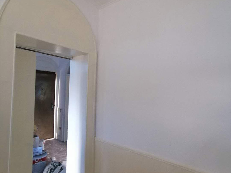 老房墻面刷漆翻新：毛坯的墻體或者已經(jīng)做好1道膩?zhàn)訉拥姆孔?，基層要求基層必須平整?jiān)固。不得有粉化、起砂、空鼓、脫落等現(xiàn)象?；鶎硬黄胶涂油菝鎽?yīng)該配套膩?zhàn)庸纹健ｊ庩柦潜仨毻ㄟ^彈墨線來找垂直的鋁通來衡量水平垂直的整度。后一遍膩?zhàn)討?yīng)在前一遍膩?zhàn)油耆珊蠓侥苁┕ぁ?內(nèi)墻乳膠漆，在墻砌好后，是在抹灰完成后，總包單位會(huì)進(jìn)行兩道抹灰，第二道的時(shí)候基面加以修飾效果的補(bǔ)平。所以一般都會(huì)批膩?zhàn)?，膩?zhàn)拥淖饔檬亲寜γ娓秸稽c(diǎn)。刮膩?zhàn)雍?，總有些高低不平，或者基層不是很平整的面。這個(gè)時(shí)候，需要砂紙出動(dòng)，進(jìn)行手工的打磨，修復(fù)。中間還可以用太陽燈照明，便于檢查平整度。再用砂紙打磨，不斷的完善。