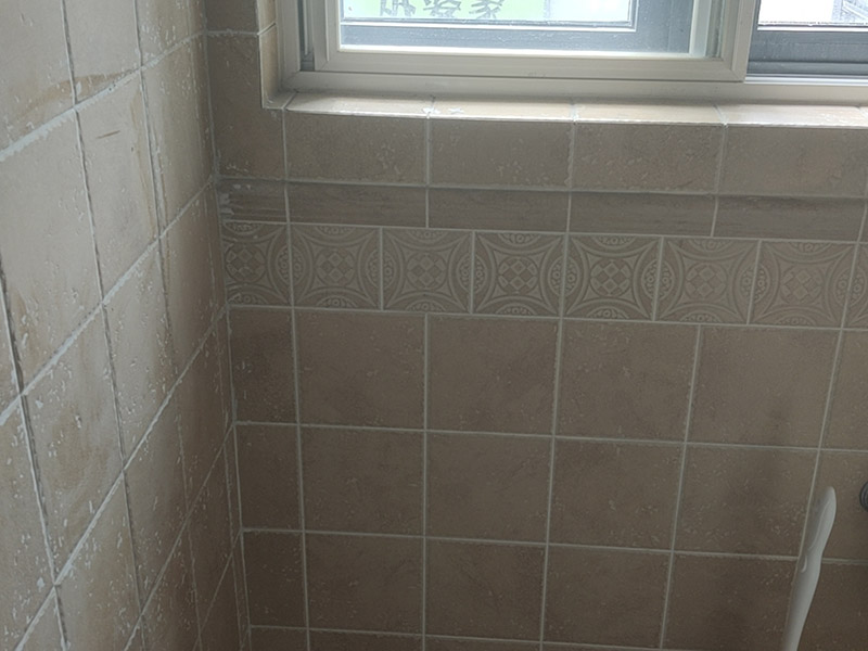 瓷磚空鼓脫落鋪貼:將挑選好的瓷磚浸泡在水盆里，浸泡時間按瓷磚的密度而定，以水盆里不出水泡為好，說明瓷磚內(nèi)部已無空氣。瓷磚泡好后，將瓷磚從水盆里拿出來，瀝瀝水，瓷磚有水較滑，動作要輕巧小心，以免瓷磚滑落摔破。晾干后，瓷磚鋪貼平整，也要求墻壁本身要平整，用直尺在毛坯房墻面找平。將801膠水與水按1：5的比例調(diào)配，膠水取代傳統(tǒng)的黃沙讓泥漿更有粘性。墻面如果有不平整的地方，用鏟刀修理平整，再用直尺檢測全部平整才合格。在墻壁上涂一層防水涂料，以防止衛(wèi)浴間的水汽滲進(jìn)墻壁。這個步驟很重要，一定不可省略。