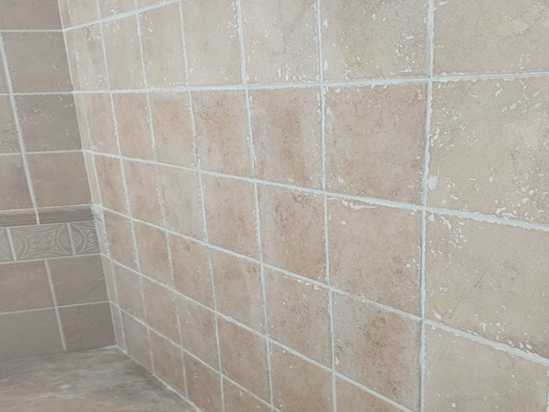 瓷磚空鼓脫落鋪貼:將挑選好的瓷磚浸泡在水盆里，浸泡時間按瓷磚的密度而定，以水盆里不出水泡為好，說明瓷磚內(nèi)部已無空氣。瓷磚泡好后，將瓷磚從水盆里拿出來，瀝瀝水，瓷磚有水較滑，動作要輕巧小心，以免瓷磚滑落摔破。晾干后，瓷磚鋪貼平整，也要求墻壁本身要平整，用直尺在毛坯房墻面找平。將801膠水與水按1：5的比例調(diào)配，膠水取代傳統(tǒng)的黃沙讓泥漿更有粘性。墻面如果有不平整的地方，用鏟刀修理平整，再用直尺檢測全部平整才合格。在墻壁上涂一層防水涂料，以防止衛(wèi)浴間的水汽滲進(jìn)墻壁。這個步驟很重要，一定不可省略。