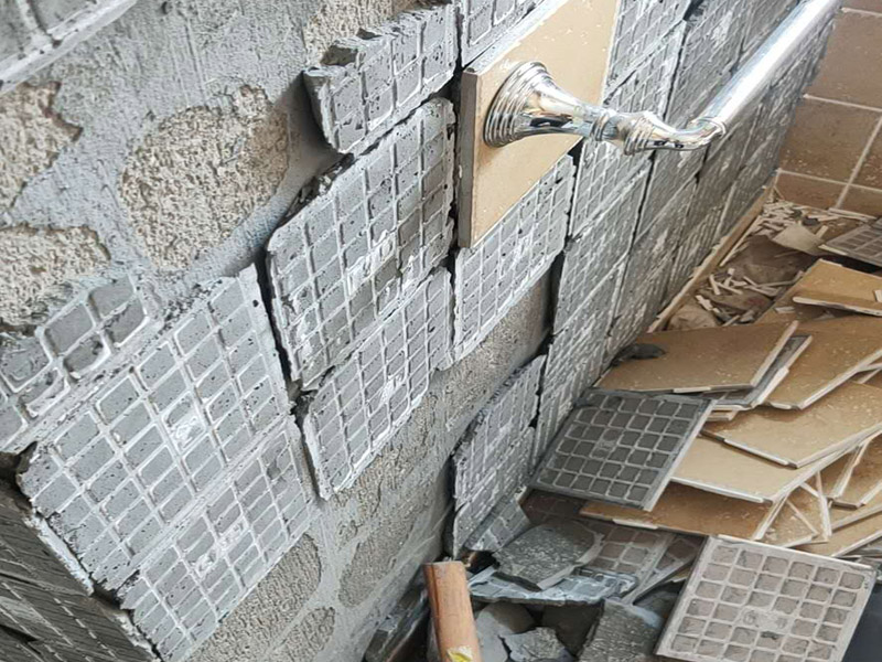 瓷磚空鼓脫落鋪貼:將挑選好的瓷磚浸泡在水盆里，浸泡時間按瓷磚的密度而定，以水盆里不出水泡為好，說明瓷磚內(nèi)部已無空氣。瓷磚泡好后，將瓷磚從水盆里拿出來，瀝瀝水，瓷磚有水較滑，動作要輕巧小心，以免瓷磚滑落摔破。晾干后，瓷磚鋪貼平整，也要求墻壁本身要平整，用直尺在毛坯房墻面找平。將801膠水與水按1：5的比例調(diào)配，膠水取代傳統(tǒng)的黃沙讓泥漿更有粘性。墻面如果有不平整的地方，用鏟刀修理平整，再用直尺檢測全部平整才合格。在墻壁上涂一層防水涂料，以防止衛(wèi)浴間的水汽滲進(jìn)墻壁。這個步驟很重要，一定不可省略。