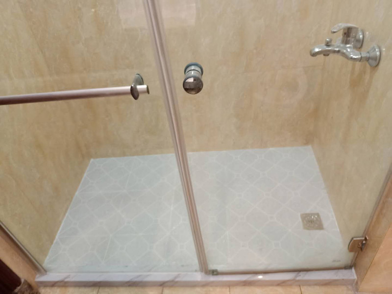 衛(wèi)生間改造潔具安裝：首先衛(wèi)浴潔具安裝前應(yīng)該先布局水電安裝一貼浴室墻磚一然后浴室吊頂(要安裝浴霸的童鞋需要預(yù)留通風(fēng)口或者同時(shí)安裝浴霸)一鋪設(shè)浴室地磚(此時(shí)要考慮其他潔具的進(jìn)水口跟出水口預(yù)留，還有如果考慮安裝蹲便器需要同時(shí)安裝)一安裝三角閥(三角閥的作用是方便日后衛(wèi)浴維修跟控制水流)一然后可以依次安裝馬桶、洗面盆或者浴室柜、浴盆浴缸等一然后才是安裝燈具、插座、跟鏡子一其他五金配件(如安裝毛巾環(huán)、安裝毛巾架等)。