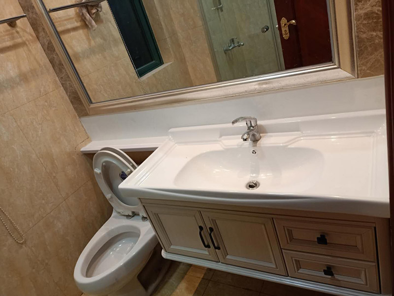 衛(wèi)生間改造潔具安裝：首先衛(wèi)浴潔具安裝前應(yīng)該先布局水電安裝一貼浴室墻磚一然后浴室吊頂(要安裝浴霸的童鞋需要預(yù)留通風(fēng)口或者同時(shí)安裝浴霸)一鋪設(shè)浴室地磚(此時(shí)要考慮其他潔具的進(jìn)水口跟出水口預(yù)留，還有如果考慮安裝蹲便器需要同時(shí)安裝)一安裝三角閥(三角閥的作用是方便日后衛(wèi)浴維修跟控制水流)一然后可以依次安裝馬桶、洗面盆或者浴室柜、浴盆浴缸等一然后才是安裝燈具、插座、跟鏡子一其他五金配件(如安裝毛巾環(huán)、安裝毛巾架等)。