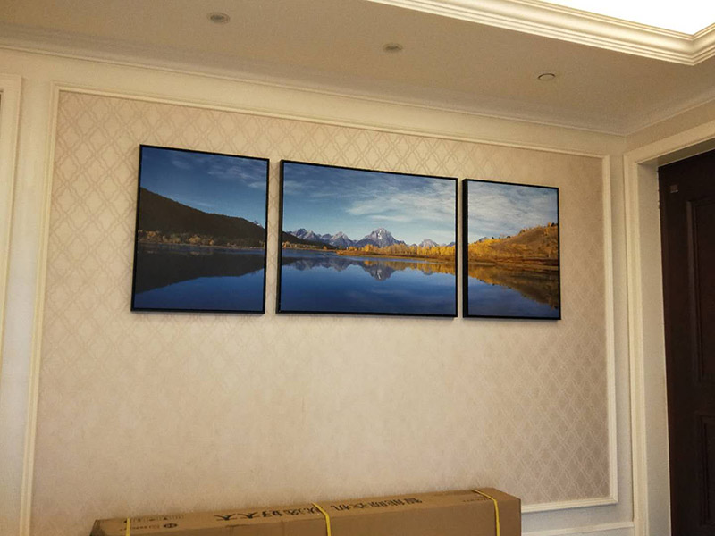 走廊掛畫安裝：下水平線齊平的做法，隨意感較強(qiáng)。照片最好表達(dá)同一主題，并采用統(tǒng)一樣式和顏色的畫框，整體裝飾效果更好。上水平線齊平的做法，既有靈動(dòng)的裝飾感，又不顯得凌亂。如果照片的顏色反差較大，最好采用統(tǒng)一樣式和顏色的畫框來協(xié)調(diào)。在重復(fù)懸掛同一尺寸的裝飾畫時(shí)，畫間距最好不超過畫的1/5，這樣能具有整體的裝飾性，不分散。多幅畫重復(fù)懸掛能制造強(qiáng)大的視覺沖擊力，不適合房高不足的房間。裝飾畫的總寬比被裝飾物略窄，并且均衡分布。圖片建議選擇同一色調(diào)或是同一系列的內(nèi)容。