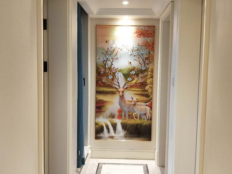 走廊掛畫安裝：下水平線齊平的做法，隨意感較強(qiáng)。照片最好表達(dá)同一主題，并采用統(tǒng)一樣式和顏色的畫框，整體裝飾效果更好。上水平線齊平的做法，既有靈動(dòng)的裝飾感，又不顯得凌亂。如果照片的顏色反差較大，最好采用統(tǒng)一樣式和顏色的畫框來協(xié)調(diào)。在重復(fù)懸掛同一尺寸的裝飾畫時(shí)，畫間距最好不超過畫的1/5，這樣能具有整體的裝飾性，不分散。多幅畫重復(fù)懸掛能制造強(qiáng)大的視覺沖擊力，不適合房高不足的房間。裝飾畫的總寬比被裝飾物略窄，并且均衡分布。圖片建議選擇同一色調(diào)或是同一系列的內(nèi)容。