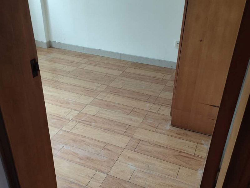 舊地板翻新：1、舊地板翻新前應(yīng)確保屋內(nèi)的潔凈，搬出屋內(nèi)所有物品。2、將地板原有表面打磨掉1-2毫米。 3、然后進(jìn)行刮膩?zhàn)?、上色、上漆、上蠟拋光。我們要特別重視刷漆這一步驟，一般刷一遍底漆，兩遍面漆，遇到地板表面存有瑕疵的情況需多刷幾遍底漆。