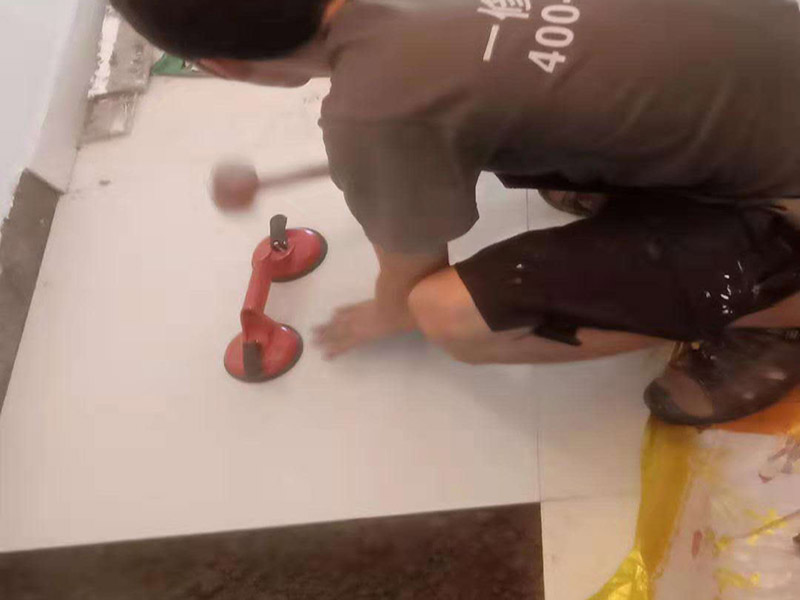 客廳瓷磚鋪貼:干鋪法和濕鋪法。主流的是干鋪法，因?yàn)楦射伔苡行П苊獯纱u在鋪磚過程中造成氣泡、空鼓等現(xiàn)象（空鼓可能會導(dǎo)致瓷磚破裂），但是干鋪法技術(shù)含量較高，比較費(fèi)工 1、混凝土墻面處理：用火堿水或其他洗滌劑將施工面清洗干凈，用1 ：1水泥砂漿甩成小拉毛，兩天后抹成1：3水泥砂漿底層。 2、磚墻面處理：將施工面清理干凈，然后用清水打濕墻面，抹1：3水泥砂漿底層。 3、舊建筑面處理：清理原施工面污垢，并將此面用手鑿處理成毛墻面。 4、瓷磚鋪貼前應(yīng)充分浸水，以保證鋪貼牢固。