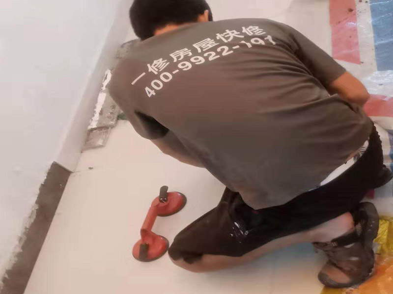 客廳瓷磚鋪貼:干鋪法和濕鋪法。主流的是干鋪法，因?yàn)楦射伔苡行П苊獯纱u在鋪磚過程中造成氣泡、空鼓等現(xiàn)象（空鼓可能會導(dǎo)致瓷磚破裂），但是干鋪法技術(shù)含量較高，比較費(fèi)工 1、混凝土墻面處理：用火堿水或其他洗滌劑將施工面清洗干凈，用1 ：1水泥砂漿甩成小拉毛，兩天后抹成1：3水泥砂漿底層。 2、磚墻面處理：將施工面清理干凈，然后用清水打濕墻面，抹1：3水泥砂漿底層。 3、舊建筑面處理：清理原施工面污垢，并將此面用手鑿處理成毛墻面。 4、瓷磚鋪貼前應(yīng)充分浸水，以保證鋪貼牢固。