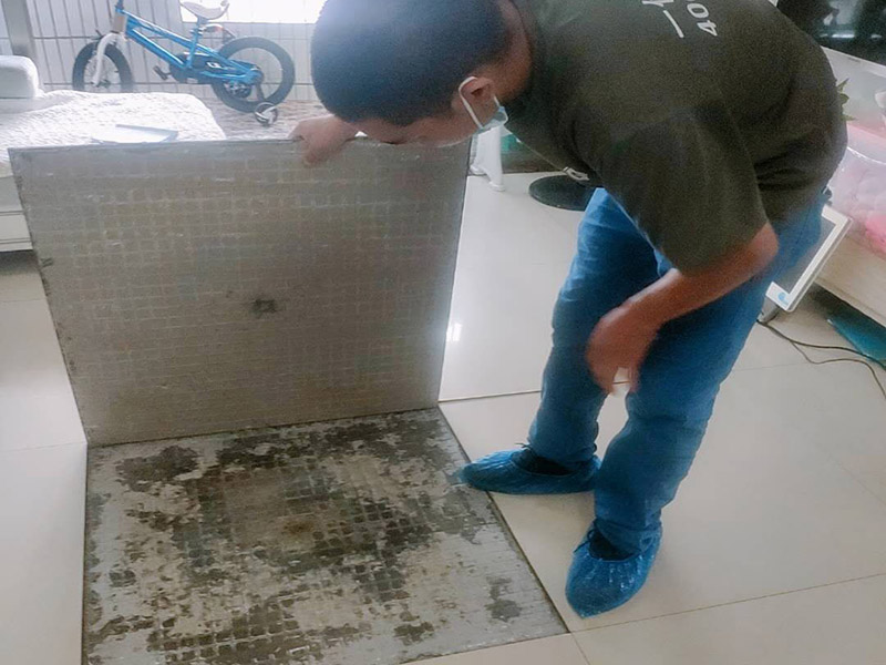 客廳瓷磚鋪貼:干鋪法和濕鋪法。主流的是干鋪法，因?yàn)楦射伔苡行П苊獯纱u在鋪磚過程中造成氣泡、空鼓等現(xiàn)象（空鼓可能會導(dǎo)致瓷磚破裂），但是干鋪法技術(shù)含量較高，比較費(fèi)工 1、混凝土墻面處理：用火堿水或其他洗滌劑將施工面清洗干凈，用1 ：1水泥砂漿甩成小拉毛，兩天后抹成1：3水泥砂漿底層。 2、磚墻面處理：將施工面清理干凈，然后用清水打濕墻面，抹1：3水泥砂漿底層。 3、舊建筑面處理：清理原施工面污垢，并將此面用手鑿處理成毛墻面。 4、瓷磚鋪貼前應(yīng)充分浸水，以保證鋪貼牢固。