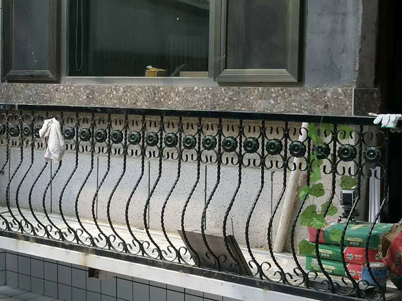 欄桿刷漆翻新：首先不能直接對(duì)生銹的欄桿刷漆，這樣達(dá)不到維護(hù)的效果，因?yàn)榛鶎硬环€(wěn)定，新刷的漆后期更容易開裂生銹的，而且這樣刷出來的欄桿表面凹凸不平不光滑，影響美觀，使用的時(shí)間也不長(zhǎng)久。不論是在刷底漆還是面漆時(shí)都要保證欄桿銜接處涂刷到位，避免出現(xiàn)不均勻現(xiàn)象。 其次在陽臺(tái)地面做好鋪墊，只是針對(duì)欄桿局部刷漆，要防止油漆滴到地上。用鐵刷子和砂紙打磨掉殘留的漆和銹片，打磨后清理干凈再刷一層水性防銹漆起到隔離的效果。 再者刷完防銹漆底漆等干燥后再來刷面漆，面漆的顏色最好根據(jù)原欄桿的顏色來選擇。