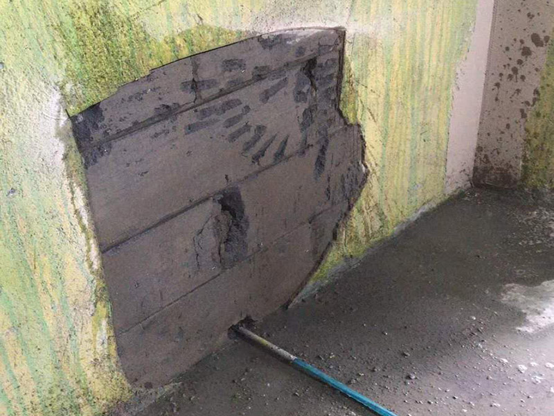 墻面空鼓修補(bǔ)：1、用切割機(jī)沿著空鼓的地方切割出空鼓范圍，刀口深度要掌握，并比實(shí)際空鼓范圍稍大，不能用鏨子鑿，那樣可能會(huì)造成空鼓范圍越來(lái)越大。 2、基層清理干凈，用水潤(rùn)濕，用1:3水泥砂漿分兩次修補(bǔ)，抹壓，然后批膩?zhàn)?，刷墻漆。如果是混凝土基層，修補(bǔ)前應(yīng)涂刷混凝土界面劑，否則還會(huì)空鼓。