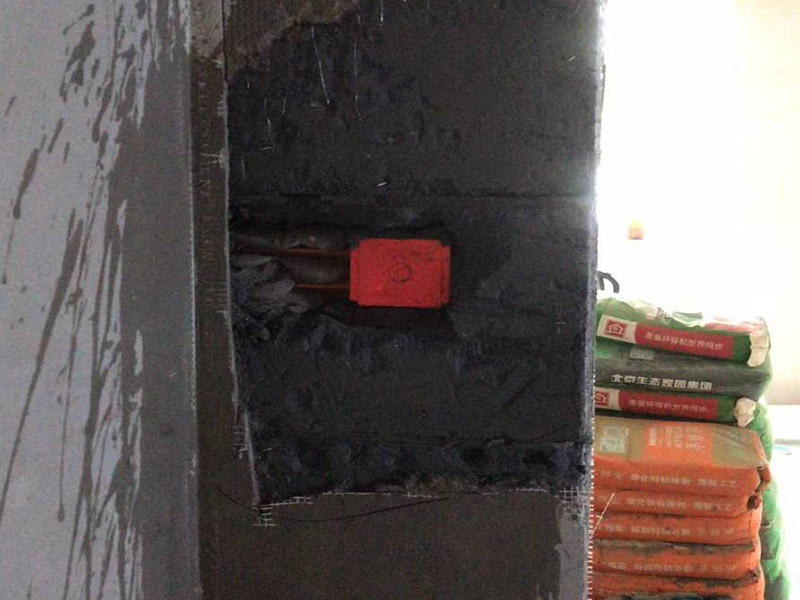 墻面空鼓修補(bǔ)：1、用切割機(jī)沿著空鼓的地方切割出空鼓范圍，刀口深度要掌握，并比實(shí)際空鼓范圍稍大，不能用鏨子鑿，那樣可能會(huì)造成空鼓范圍越來(lái)越大。 2、基層清理干凈，用水潤(rùn)濕，用1:3水泥砂漿分兩次修補(bǔ)，抹壓，然后批膩?zhàn)?，刷墻漆。如果是混凝土基層，修補(bǔ)前應(yīng)涂刷混凝土界面劑，否則還會(huì)空鼓。