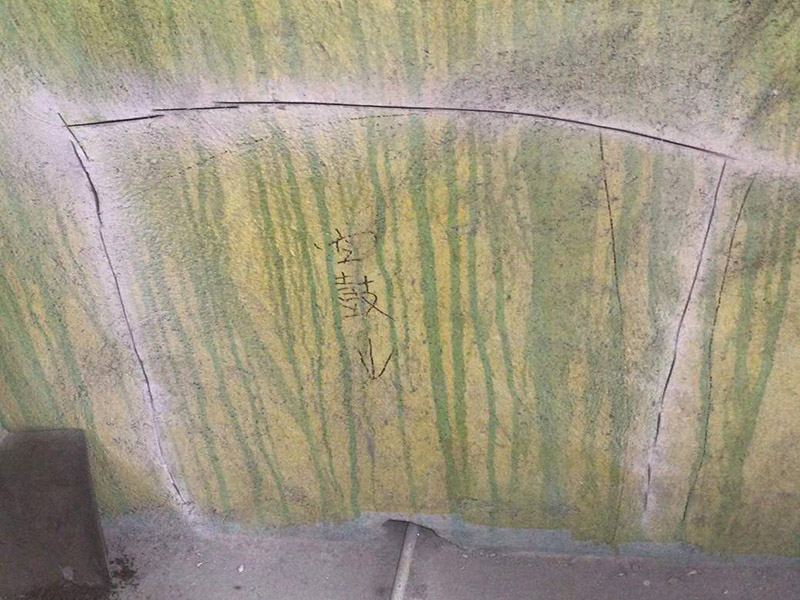 墻面空鼓修補(bǔ)：1、用切割機(jī)沿著空鼓的地方切割出空鼓范圍，刀口深度要掌握，并比實(shí)際空鼓范圍稍大，不能用鏨子鑿，那樣可能會(huì)造成空鼓范圍越來(lái)越大。 2、基層清理干凈，用水潤(rùn)濕，用1:3水泥砂漿分兩次修補(bǔ)，抹壓，然后批膩?zhàn)樱ζ?。如果是混凝土基層，修補(bǔ)前應(yīng)涂刷混凝土界面劑，否則還會(huì)空鼓。