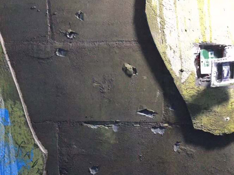 墻面空鼓修補(bǔ)：1、用切割機(jī)沿著空鼓的地方切割出空鼓范圍，刀口深度要掌握，并比實(shí)際空鼓范圍稍大，不能用鏨子鑿，那樣可能會(huì)造成空鼓范圍越來(lái)越大。 2、基層清理干凈，用水潤(rùn)濕，用1:3水泥砂漿分兩次修補(bǔ)，抹壓，然后批膩?zhàn)?，刷墻漆。如果是混凝土基層，修補(bǔ)前應(yīng)涂刷混凝土界面劑，否則還會(huì)空鼓。