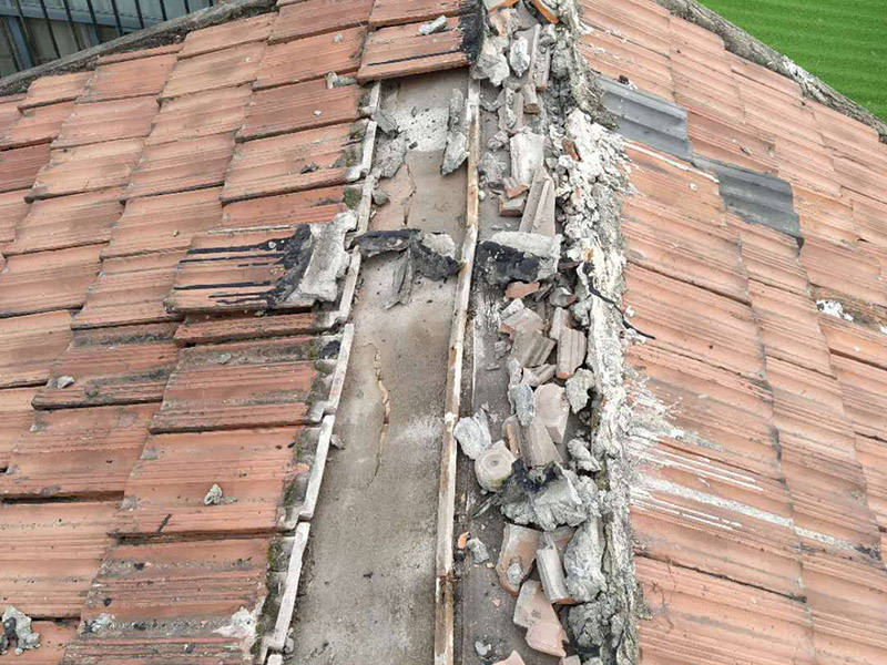 屋頂瓦房防水維修：其實(shí)首要的條是要找漏，主要是從屋頂?shù)母叱鐾吞幷衣ㄒ驗(yàn)樗滋幜鳎┦紫仁强次蓓斢袥](méi)有裂紋，原有的防水層有沒(méi)有老化掉，屋頂原有的SBS防水卷材有沒(méi)有氣泡，有氣泡的話就證已經(jīng)進(jìn)入防水層的底部了，這樣就漏水了，還有屋頂上的天溝有沒(méi)有堵塞。  房屋漏水修補(bǔ)辦法,大都采用清理屋面、裂縫填平、裂縫密封、砂漿找平等維修方法。