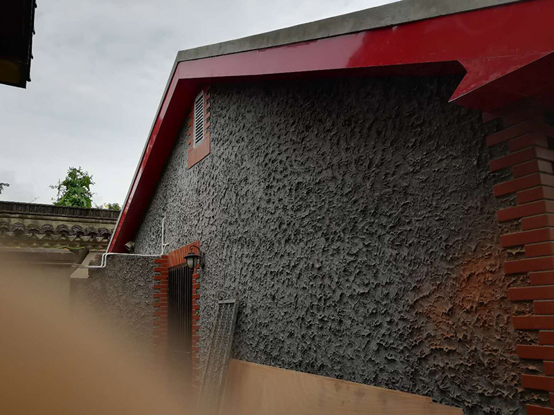 屋頂瓦房防水維修：其實(shí)首要的條是要找漏，主要是從屋頂?shù)母叱鐾吞幷衣ㄒ驗(yàn)樗滋幜鳎┦紫仁强次蓓斢袥](méi)有裂紋，原有的防水層有沒(méi)有老化掉，屋頂原有的SBS防水卷材有沒(méi)有氣泡，有氣泡的話就證已經(jīng)進(jìn)入防水層的底部了，這樣就漏水了，還有屋頂上的天溝有沒(méi)有堵塞。  房屋漏水修補(bǔ)辦法,大都采用清理屋面、裂縫填平、裂縫密封、砂漿找平等維修方法。