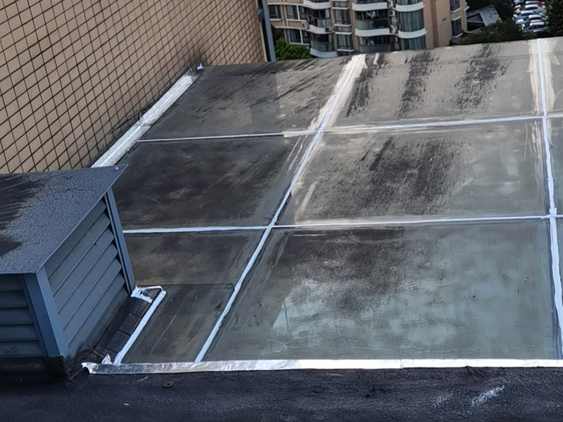 陽光房屋頂防水施工：1.首先確定漏水的位置，是墻體與鋁合金型材結合處，還是陽du光房型材玻璃之間漏水。 2.假設是墻zhi體與鋁合金型材結合處，這個比較麻煩，因為這種情況一般多發(fā)生于使用1年或者1年以上的陽光房，墻體和鋁材的結合位置，會有很大的滲水現(xiàn)象，僅僅打膠處理是不行的，治標不治本，過不了多久還會漏，這個必須要用sbs（瀝青防水卷材）處理，這樣才能真正做到防水.具體操作需要專業(yè)人員進行處理。 3.假設是陽光房型材與玻璃之間漏水，這里可以用防水膠處理的，一般可以選擇道康寧硅酮耐候密封膠。