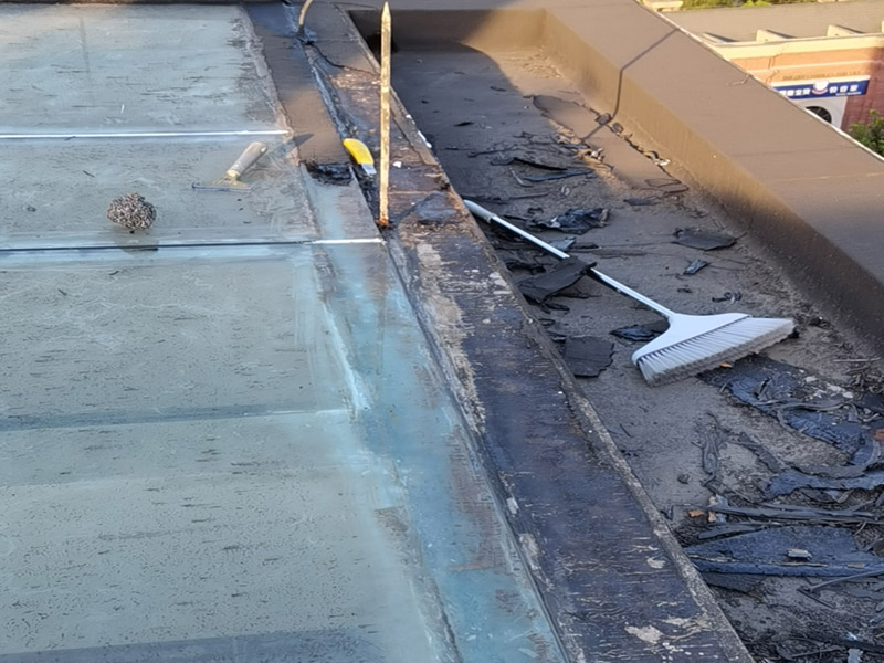 陽光房屋頂防水施工：1.首先確定漏水的位置，是墻體與鋁合金型材結合處，還是陽du光房型材玻璃之間漏水。 2.假設是墻zhi體與鋁合金型材結合處，這個比較麻煩，因為這種情況一般多發(fā)生于使用1年或者1年以上的陽光房，墻體和鋁材的結合位置，會有很大的滲水現(xiàn)象，僅僅打膠處理是不行的，治標不治本，過不了多久還會漏，這個必須要用sbs（瀝青防水卷材）處理，這樣才能真正做到防水.具體操作需要專業(yè)人員進行處理。 3.假設是陽光房型材與玻璃之間漏水，這里可以用防水膠處理的，一般可以選擇道康寧硅酮耐候密封膠。