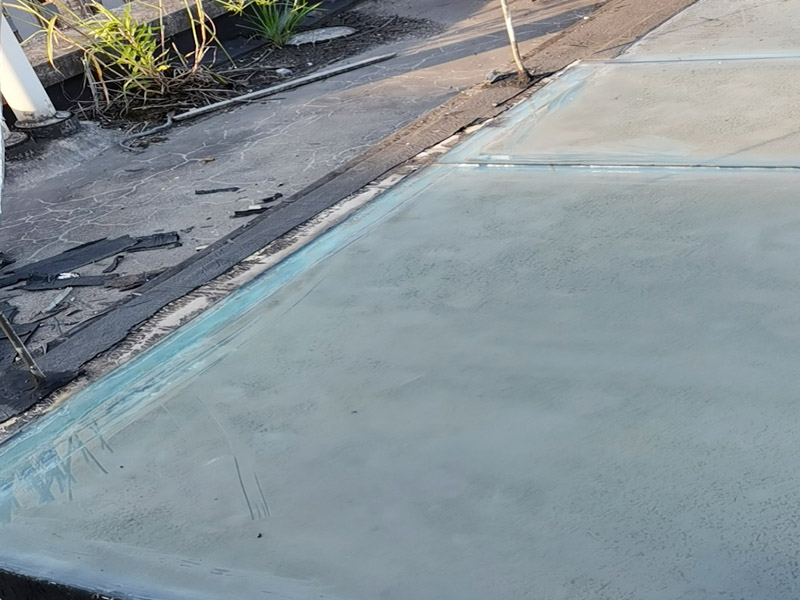 陽光房屋頂防水施工：1.首先確定漏水的位置，是墻體與鋁合金型材結合處，還是陽du光房型材玻璃之間漏水。 2.假設是墻zhi體與鋁合金型材結合處，這個比較麻煩，因為這種情況一般多發(fā)生于使用1年或者1年以上的陽光房，墻體和鋁材的結合位置，會有很大的滲水現(xiàn)象，僅僅打膠處理是不行的，治標不治本，過不了多久還會漏，這個必須要用sbs（瀝青防水卷材）處理，這樣才能真正做到防水.具體操作需要專業(yè)人員進行處理。 3.假設是陽光房型材與玻璃之間漏水，這里可以用防水膠處理的，一般可以選擇道康寧硅酮耐候密封膠。