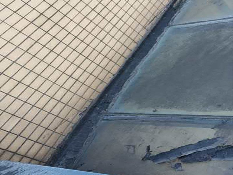 陽光房屋頂防水施工：1.首先確定漏水的位置，是墻體與鋁合金型材結合處，還是陽du光房型材玻璃之間漏水。 2.假設是墻zhi體與鋁合金型材結合處，這個比較麻煩，因為這種情況一般多發(fā)生于使用1年或者1年以上的陽光房，墻體和鋁材的結合位置，會有很大的滲水現(xiàn)象，僅僅打膠處理是不行的，治標不治本，過不了多久還會漏，這個必須要用sbs（瀝青防水卷材）處理，這樣才能真正做到防水.具體操作需要專業(yè)人員進行處理。 3.假設是陽光房型材與玻璃之間漏水，這里可以用防水膠處理的，一般可以選擇道康寧硅酮耐候密封膠。