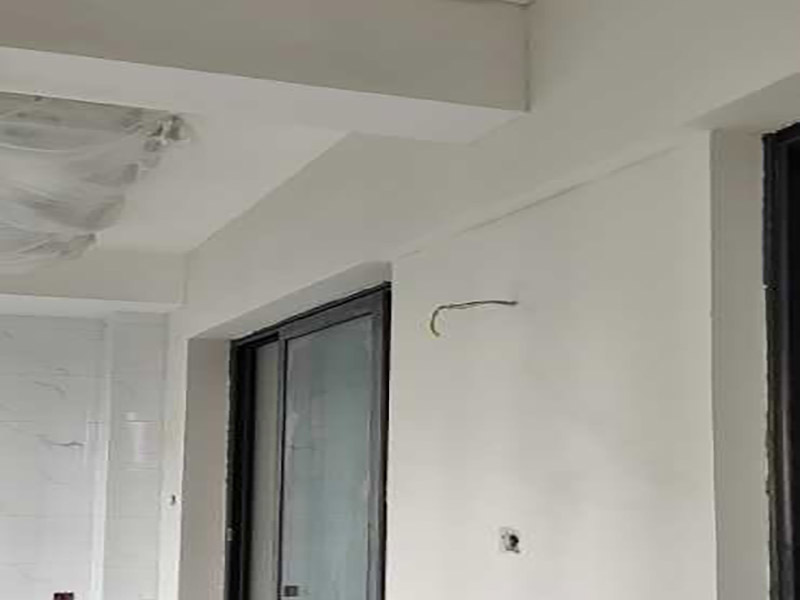 陽(yáng)臺(tái)墻面刷漆:陽(yáng)臺(tái)只涂漆的話，過(guò)不了多長(zhǎng)時(shí)間墻面就會(huì)因?yàn)槌睗穸l(fā)霉甚至脫落。選擇用外墻漆來(lái)刷陽(yáng)臺(tái)墻面，具有防曬的功能。專項(xiàng)專用，刷陽(yáng)臺(tái)墻用專業(yè)的外墻漆，其重要的一項(xiàng)指標(biāo)是抗紫外線照射，即使長(zhǎng)時(shí)間照射也不變色。陽(yáng)臺(tái)的內(nèi)墻是要求有抗水性和自洗性的，漆膜要硬，平整，臟污一沖就掉。