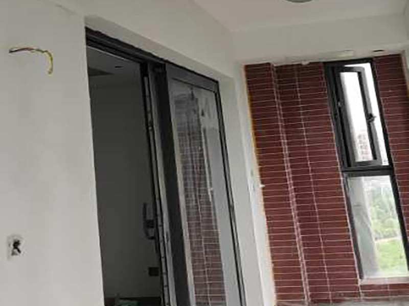 陽(yáng)臺(tái)墻面刷漆:陽(yáng)臺(tái)只涂漆的話，過(guò)不了多長(zhǎng)時(shí)間墻面就會(huì)因?yàn)槌睗穸l(fā)霉甚至脫落。選擇用外墻漆來(lái)刷陽(yáng)臺(tái)墻面，具有防曬的功能。專項(xiàng)專用，刷陽(yáng)臺(tái)墻用專業(yè)的外墻漆，其重要的一項(xiàng)指標(biāo)是抗紫外線照射，即使長(zhǎng)時(shí)間照射也不變色。陽(yáng)臺(tái)的內(nèi)墻是要求有抗水性和自洗性的，漆膜要硬，平整，臟污一沖就掉。