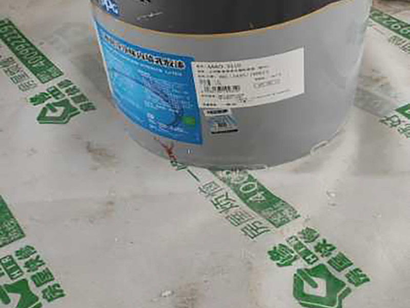 陽(yáng)臺(tái)墻面刷漆:陽(yáng)臺(tái)只涂漆的話，過(guò)不了多長(zhǎng)時(shí)間墻面就會(huì)因?yàn)槌睗穸l(fā)霉甚至脫落。選擇用外墻漆來(lái)刷陽(yáng)臺(tái)墻面，具有防曬的功能。專項(xiàng)專用，刷陽(yáng)臺(tái)墻用專業(yè)的外墻漆，其重要的一項(xiàng)指標(biāo)是抗紫外線照射，即使長(zhǎng)時(shí)間照射也不變色。陽(yáng)臺(tái)的內(nèi)墻是要求有抗水性和自洗性的，漆膜要硬，平整，臟污一沖就掉。