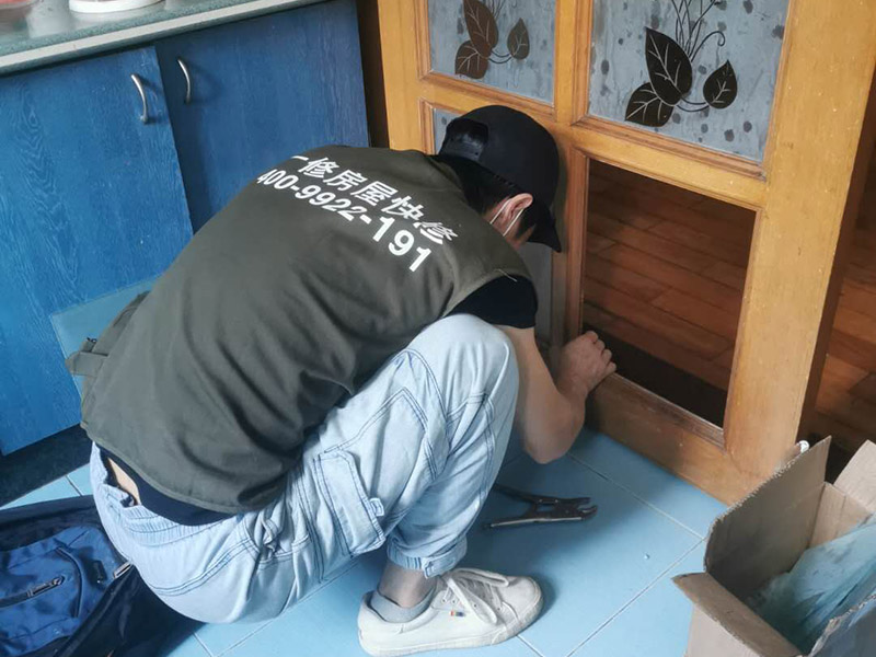 門窗玻璃更換：首先需要將炸裂的玻璃渣全都清理掉，那些卡在窗戶里的玻璃渣也要全都清干凈才行。而且需要將窗戶的尺寸全部量清楚，然后再去家具店量相應(yīng)的尺寸大小。 如果安裝玻璃的時(shí)候，發(fā)現(xiàn)尺寸錯了。還可以再去家具店重新量尺寸，千萬不能直接裝錯誤的尺寸。在安裝橡皮膠的之后，裝嵌玻璃，不能將它卡得太緊，在窗戶框架中應(yīng)該使用彈性比較好的橡皮膠。 如果已經(jīng)將玻璃全都安裝到框子里面之后，接下來需要仔細(xì)檢查自己安裝的是否牢固。而且需要安裝雙層的玻璃，因?yàn)楝F(xiàn)在的天氣里，單層的玻璃太容易炸裂了。