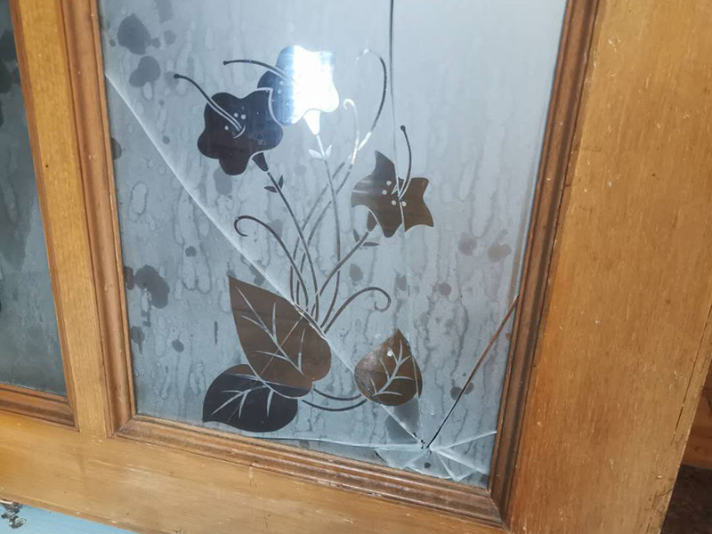 門窗玻璃更換：首先需要將炸裂的玻璃渣全都清理掉，那些卡在窗戶里的玻璃渣也要全都清干凈才行。而且需要將窗戶的尺寸全部量清楚，然后再去家具店量相應(yīng)的尺寸大小。 如果安裝玻璃的時(shí)候，發(fā)現(xiàn)尺寸錯了。還可以再去家具店重新量尺寸，千萬不能直接裝錯誤的尺寸。在安裝橡皮膠的之后，裝嵌玻璃，不能將它卡得太緊，在窗戶框架中應(yīng)該使用彈性比較好的橡皮膠。 如果已經(jīng)將玻璃全都安裝到框子里面之后，接下來需要仔細(xì)檢查自己安裝的是否牢固。而且需要安裝雙層的玻璃，因?yàn)楝F(xiàn)在的天氣里，單層的玻璃太容易炸裂了。