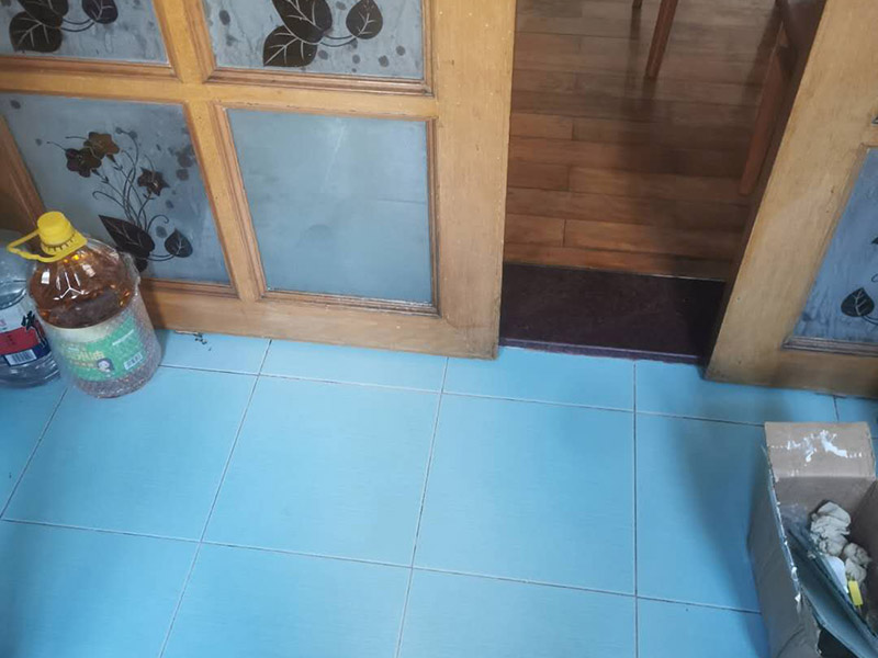 門窗玻璃更換：首先需要將炸裂的玻璃渣全都清理掉，那些卡在窗戶里的玻璃渣也要全都清干凈才行。而且需要將窗戶的尺寸全部量清楚，然后再去家具店量相應(yīng)的尺寸大小。 如果安裝玻璃的時(shí)候，發(fā)現(xiàn)尺寸錯了。還可以再去家具店重新量尺寸，千萬不能直接裝錯誤的尺寸。在安裝橡皮膠的之后，裝嵌玻璃，不能將它卡得太緊，在窗戶框架中應(yīng)該使用彈性比較好的橡皮膠。 如果已經(jīng)將玻璃全都安裝到框子里面之后，接下來需要仔細(xì)檢查自己安裝的是否牢固。而且需要安裝雙層的玻璃，因?yàn)楝F(xiàn)在的天氣里，單層的玻璃太容易炸裂了。